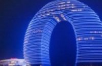 Экстравагантный кольцеобразный отель открылся в Китае